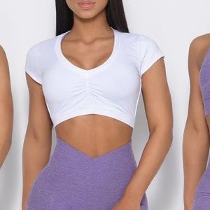 Bombshell muscle back V kneck tee!🤍🤍🤍